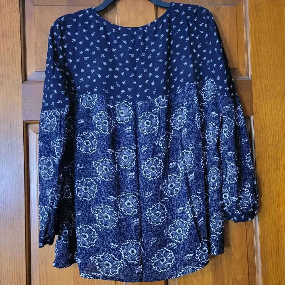 Women's Size Medium Ann Taylor LOFT 3/4 Sleeve Black and White Flowy Blouse Top